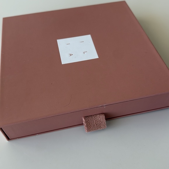 ILIA Brush Collection in Elegant Pink Box - NEW - Picture 3 of 4